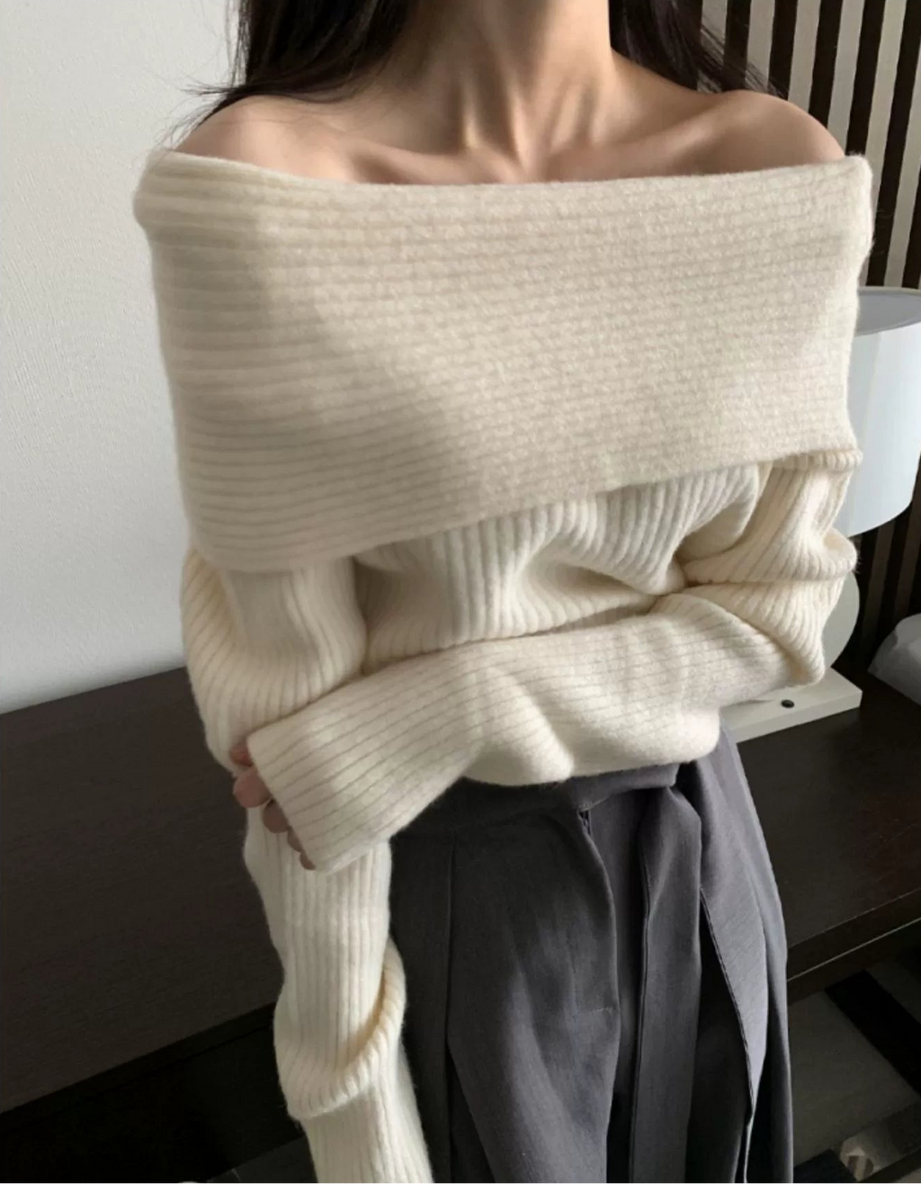 オフショルダーリブニット