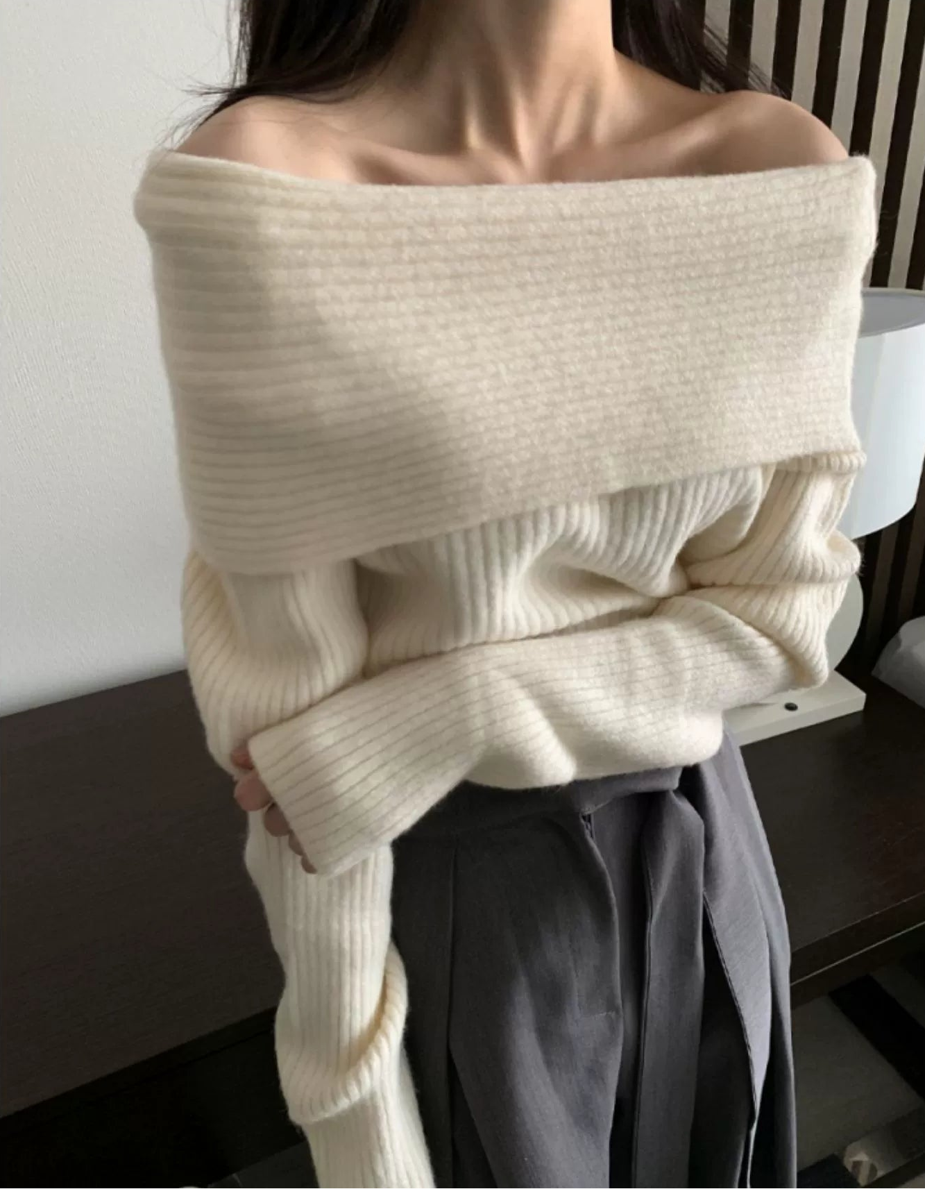 オフショルダーリブニット