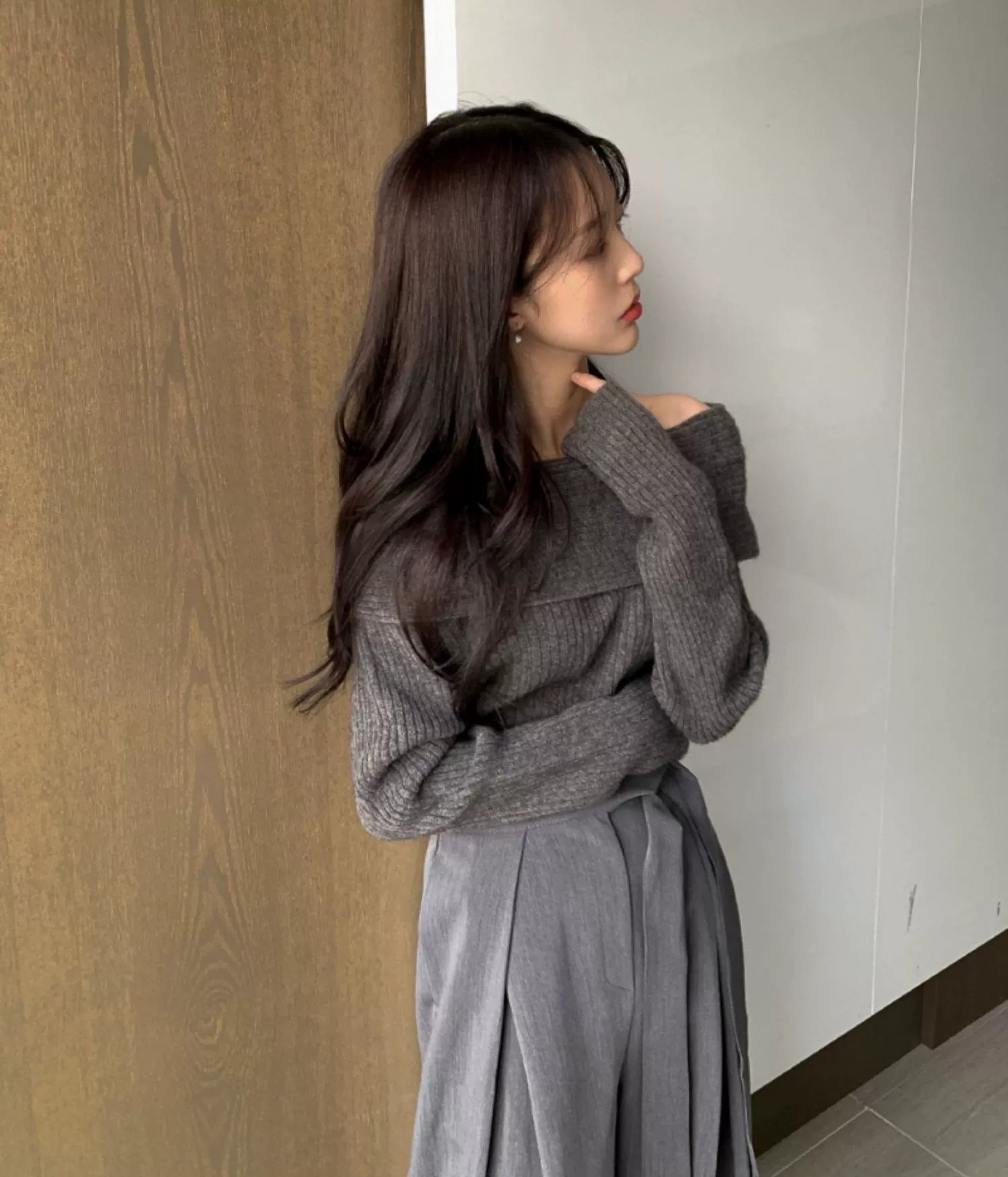 オフショルダーリブニット