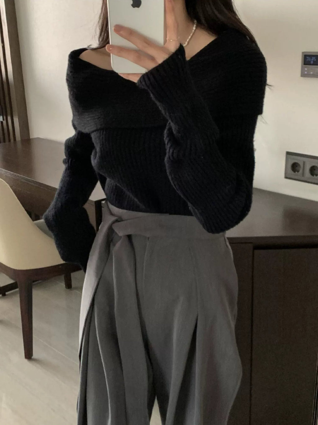 オフショルダーリブニット